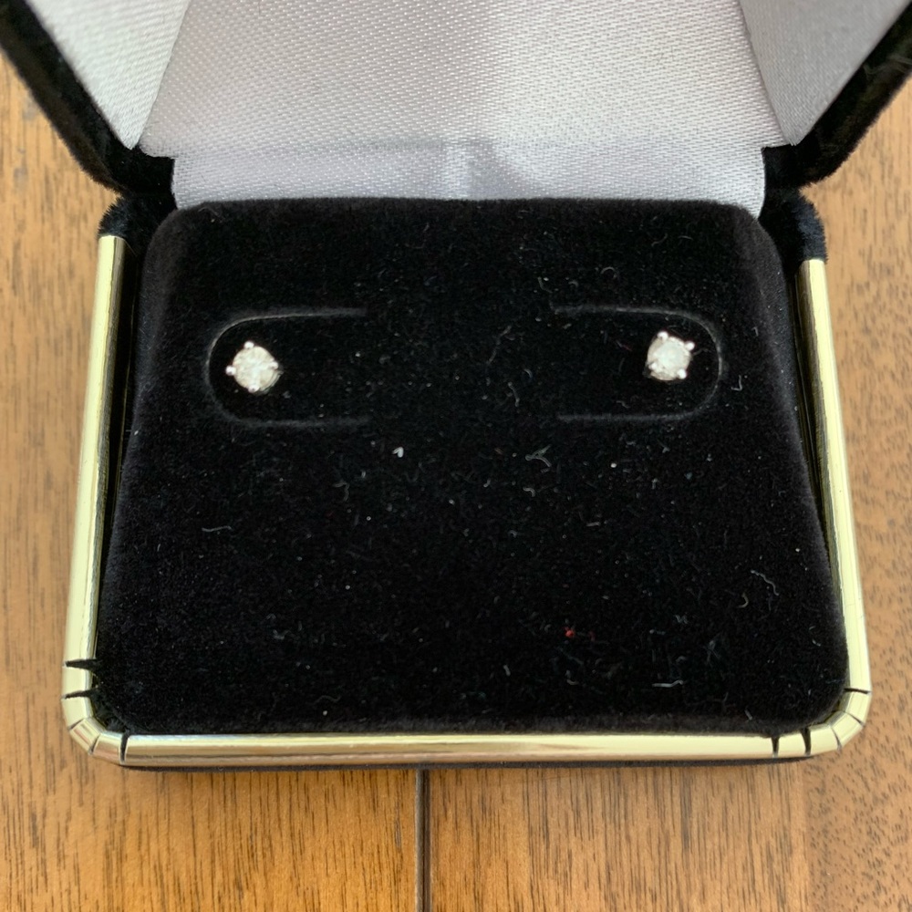 White gold and diamond stud earrings NWOT